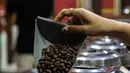 Aktivitas pekerja di salah satu gerai kopi di kawasan Jakarta, Minggu (5/9/2021). Direktur Tanaman Tahunan dan Penyegar, Ditjen Perkebunan, Kementan, Heru Tri Widarto mengatakan konsumsi kopi domestik pada 2020 mencapai 294.000 ton atau naik 13,9% dibandingkan tahun 2019. (Liputan6.com/JohanTallo)