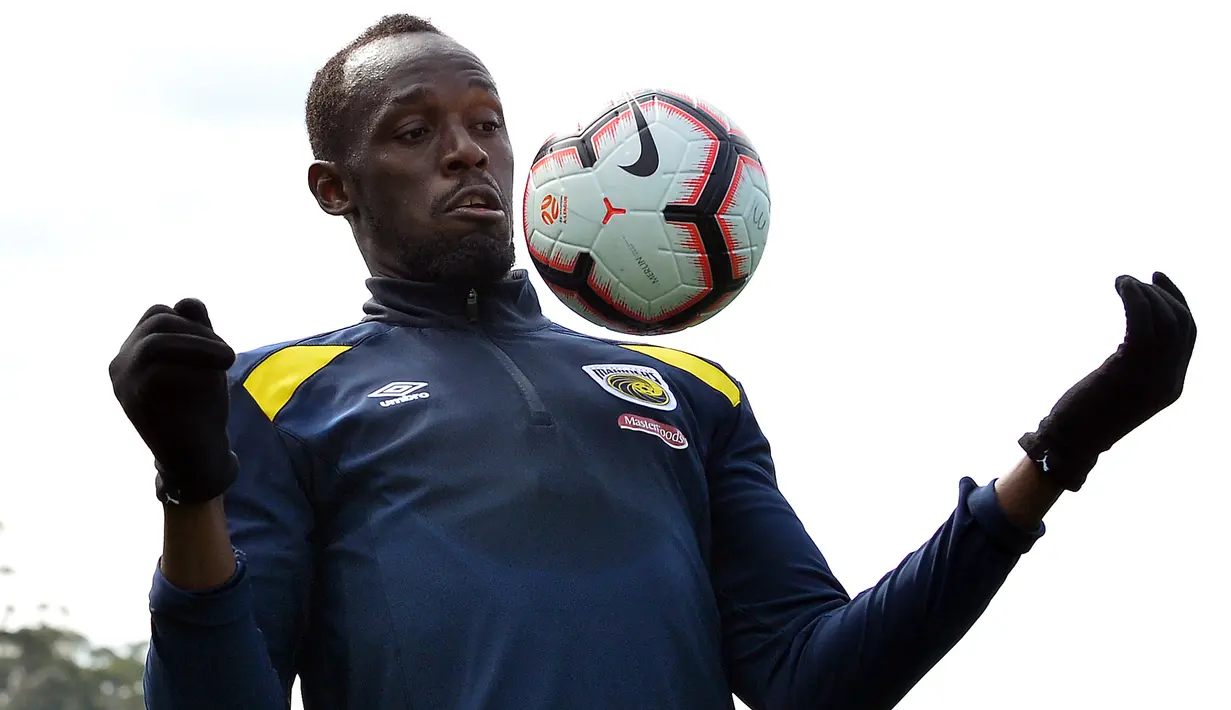 Pelari tercepat dunia, Usain Bolt mengontrol bola saat sesi latihan di Central Coast Stadium, Gosford, Australia, (21/8). Penggemar Manchester United ini bermain di sayap kanan saat latihan. (AFP Photo/Saeed Khan)