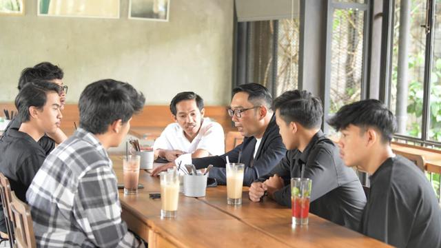 6 Potret Pertemuan Ridwan Kamil dan Pandawara Group, Diajak Makan Bareng hingga ke Salon