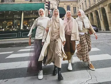 Natasha Rizky, Nina Zatulini, Dian Ayu dan Ratna Galih kini diketahui tengah menikmati liburan di Paris. Melalui media sosial, keempatnya tampak mengunggah momen seru liburan bersama. (Liputan6.com/IG/@natasharizkynew)