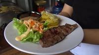 Fransisca Sri Rahayu menjadikan steak menu andalannya saat membuka restoran di Klaten akibat terkena PHK saat pandemi COVID-19. (Foto: Liputan6.com).