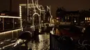 Karya seni berjudul "Nacht Tekening" atau Night Drawing oleh Krijn de Koning menghiasi Jembatan Skinny Amsterdam selama Amsterdam Light Festival di ibu kota Belanda, 27 November 2019. Festival dengan tema "DISRUPT!" ini digelar mulai 28 November hingga 19 Januari 2020 mendatang. (AP/Peter Dejong)