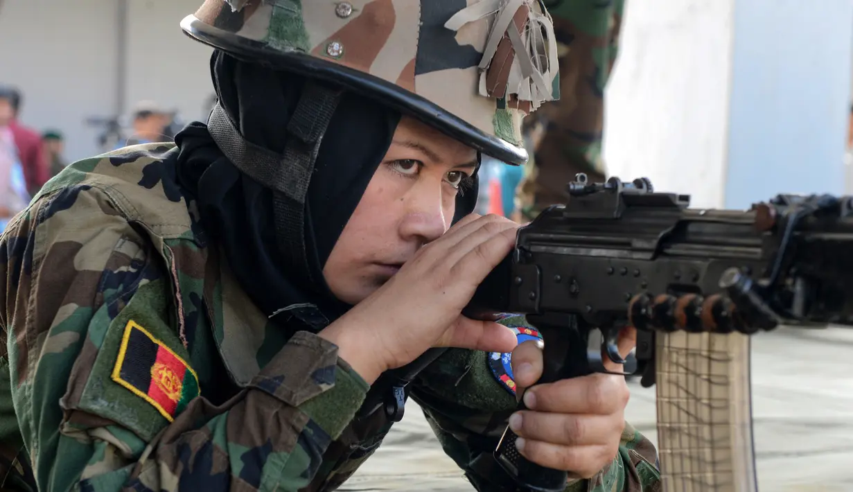 Seorang kadet perempuan Afghanistan melakukan latihan menembak sasaran di Chennai, Rabu (19/12). Sembilan belas kadet tentara Afghanistan perempuan mengambil bagian dalam program pelatihan militer India. (ARUN SANKAR / AFP)