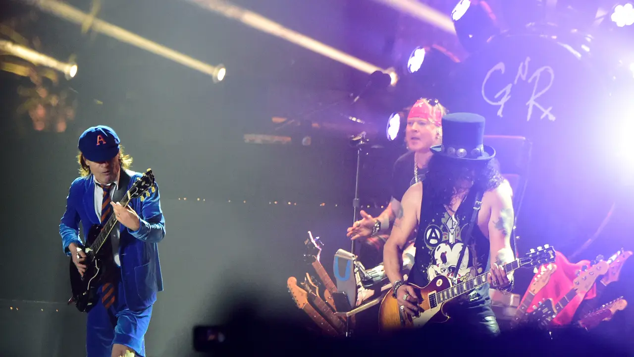 [Bintang] Angus Young AC/DC dan Guns N' Roses