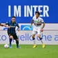 Striker Inter Milan, Lautaro Martinez, berusaha melewati pemain Sampdoria, Omar Colley, pada laga Liga Italia di Stadion Giuseppe Meazza, Sabtu (8/5/2021). Inter Milan menang dengan skor 5-1. (AFP/Miguel Medina)