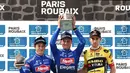 Pebalap Alpecin-Deceuninck, Mathieu Van der Poel (tengah) merayakan kemenangan saat ajang balap sepeda Paris Roubaix 2023 yang menempuh Compiegne hingga Roubaix, Prancis utara, 9 April 2023. (AFP/Francois Lo Presti)