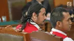 Musikus Marcello Tahitoe atau Ello bersama rekannya, Diego menjalani sidang kasus penyalahgunaan narkoba di PN Jakarta Selatan, Selasa (28/11). Sidang tersebut beragendakan pembacaan keterangan terdakwa. (Liputan6.com/Herman Zakharia)