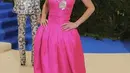 <p>Tak sekali dua kali, Lily Rose Depp selalu mengenakan busana dari Chanel. Misalnya saja seperti di Met Gala, ia mengenakan dress pink dengan detail bordir bunga warna silver. @lilyrose_depp</p>