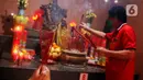 Warga keturunan Tionghoa melakukan sembahyang malam Imlek di Klenteng Boen San Bio, Tangerang, Kamis (11/2/2021). Meskipun di tengah pandemi Covid 19, sembahyang Imlek 2572 dilakukan dengan protokol kesehatan yang cukup ketat dan membatasi jumlah warga yang sembahyang. (Liputan6.com/Angga Yuniar)