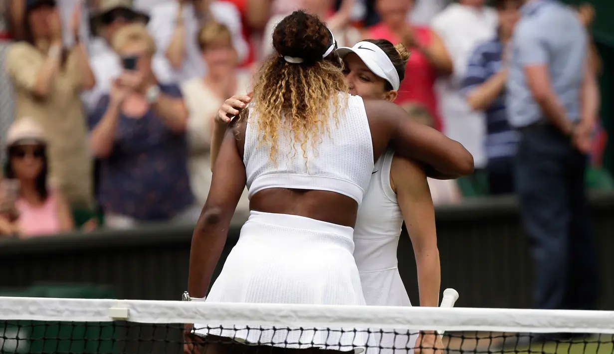 Petenis Simona Halep (kanan) memeluk Serena Williams usai mengalahkannya dalam pertandingan final tunggal putri Wimbledon 2019 di London, Inggris, Sabtu(13/7/2019). Petenis Rumania itu mengalahkan jagoan Amerika Serikat dua set langsung, 6-2 dan 6-2. (AP Photo/Tim Ireland)