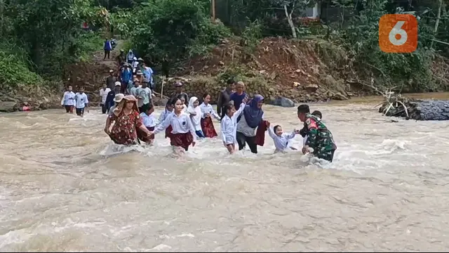 Warga dan pelajar saat melintasi arus sungai Cikarang Kecamatan Surade Kabupaten Sukabumi untuk beraktivitas dan pergi sekolah (Liputan6.com/Fira Syahrin).