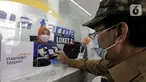 Nasabah Mandiri Taspen bertransaksi di loket Kimia Farma di Bandung, Jawa Barat (03/9/2021). Bank Mandiri Taspen dan Kimia Farma Diagnostika bekerjasama meliputi pemeriksaan laboratorium dan pemeriksaan dokter klinik khusus untuk nasabah. (Liputan6.com/HO/Mandiri Taspen)