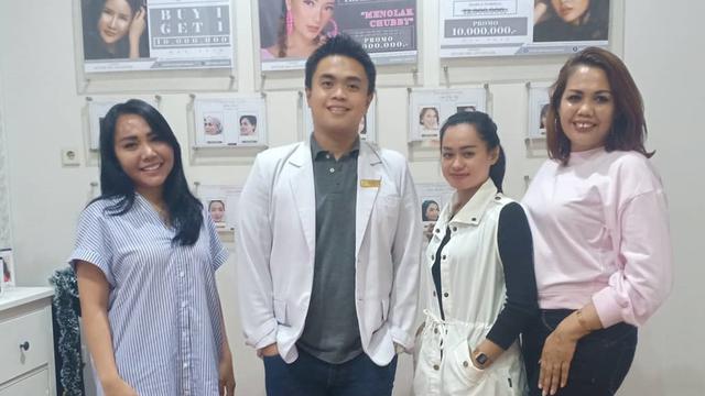 Bertengkar hingga Putuskan Adopsi Anak, Ini 6 Momen Kebersamaan Elly Sugigi dan Putri Kandungnya