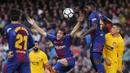 Gelandang Barcelona, Sergi Roberto, menyundul bola saat melawan Atletico Madrid pada laga La Liga Spanyol di Stadion Camp Nou, Barcelona, Minggu (4/3/2018). Barcelona menang 1-0 atas Atletico. (AFP/Pau Barrena)