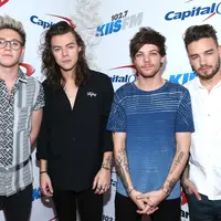 Sungguh beruntung Louis Tomlinson. Di tengah keadaanya yang sedang berduka, ia mendapatkan dukungan dari teman-temannya di One Direction. (AFP/JONATHAN LEIBSON / GETTY IMAGES NORTH AMERICA)