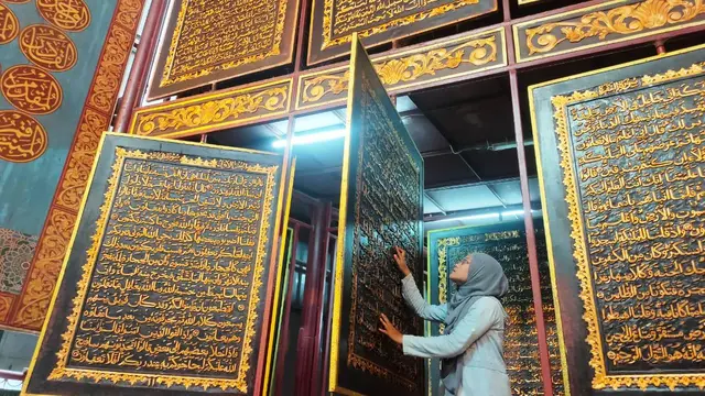 Megahnya Alquran Raksasa di Palembang Berukir Tinta Emas