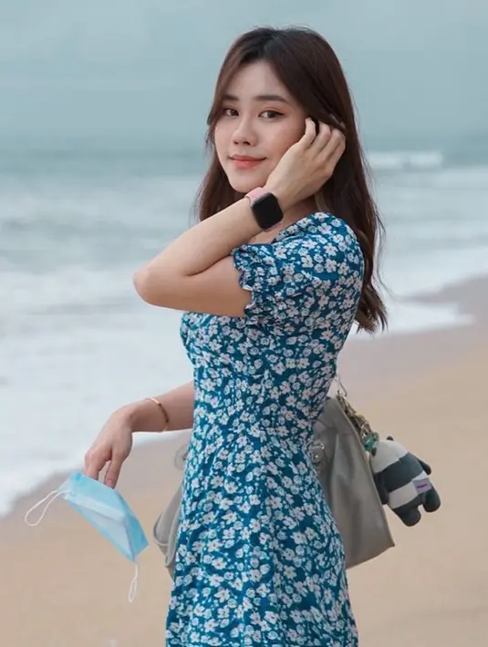 Perempuan kelahiran 20 Agustus 1999 selalu tampil kece ketika di pantai. Jessica dengan senyum tipisnya ini berhasil menyita perhatian netizen. Netizen banyak terpukau dengan kecantikan Jessica saat lepas penat di pantai. (Liputan6.com/IG/@jessicajane99)