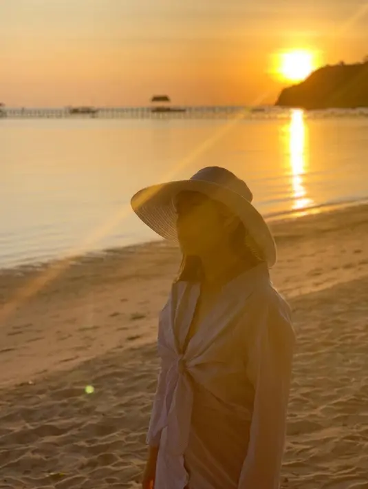 Chelsea Islan terlihat begitu menikmati momen senja di pantai. Kesukaan perempuan kelahiran 2 Juni 1995 terhadap tenangnya suasana pantai memang tak diragukan lagi. Ia sering mengabadikan momen menikmati senja yang seperti bisa menenangkan pikiran Chelsea Islan.(Liputan6.com/IG/@chelseaislan)