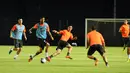 Pemain depan Juventus, Fernando Llorente (kedua dari kiri), mencoba melewati hadangan rekan setimnya saat berlatih di Stadion GBK Jakarta, (5/8/2014). (Liputan6.com/Helmi Fithriansyah)