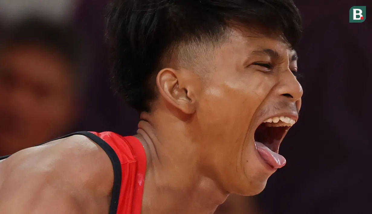 Atlet angkat besi Indonesia, Muhammad Husni berkompetisi pada nomor angkat besi putra 55 kg SEA Games 2023 di Taekwondo Hall Olympic Complex, Phnom Penh, Kamboja, Sabtu (13/05/2023). Husni berhasil meraih medali perunggu setelah melakukan total angkatan 233 kg, dengan rincian 133 kg snatch dan 120 clean & jerk. (Bola.com/Abdul Aziz)