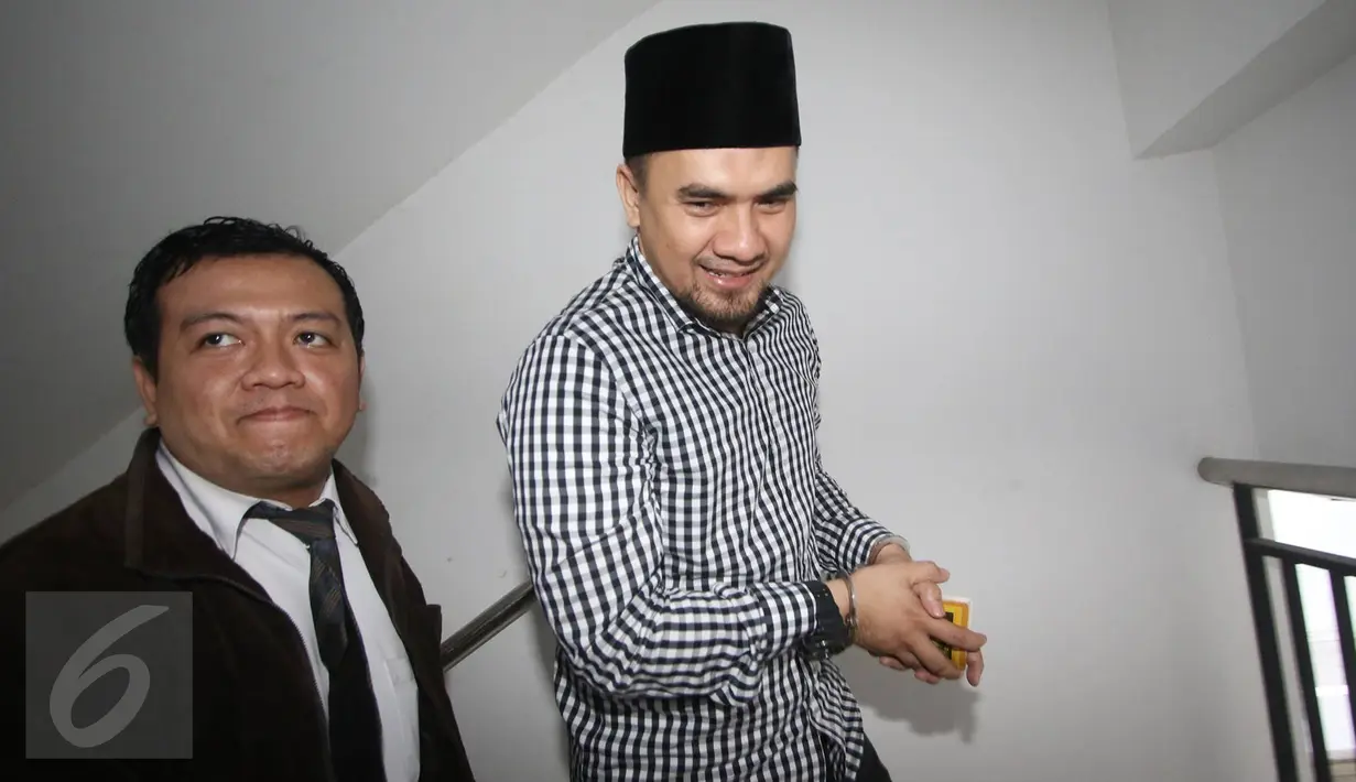 Pedangdut Saipul Jamil memakai borgol saat akan menjalani sidang praperadilan di PN Jakarta Pusat, Kamis (28/7). Saipul Jamil menjadi saksi dalam kasus suap yang dilakukan oleh panitera Jakarta Utara, Rohadi. (Liputan6.com/Immanuel Antonius)
