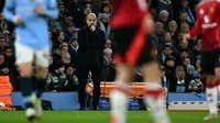 Manajer Manchester City asal Spanyol, Pep Guardiola, mengamati para pemain dari pinggir lapangan selama pertandingan Liga Primer Inggris antara Manchester City dan Manchester United di Stadion Etihad di Manchester, Inggris barat laut, pada 15 Desember 2024. (Paul ELLIS/AFP)