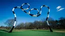 Bentuk tak umum gawang di lapangan Puckelboll yang ada di Skarholmen, Stockholm, Swedia, 11 April 2016. Lapangan Puckelboll adalah lapangan sepak bola buatan yang bergelombang dan merupakan karya seni dari Johan Storm. (Jonathan NACKSTRAND/AFP)
