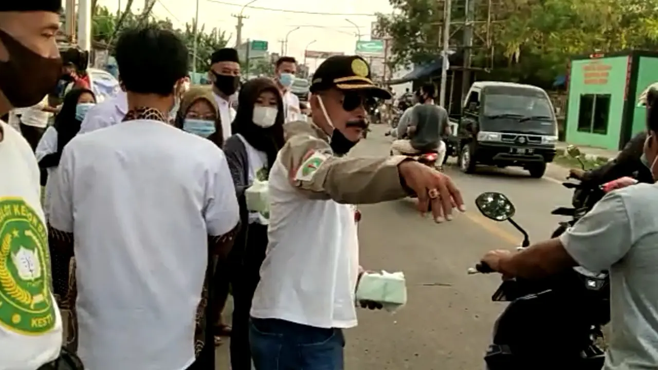 Peguron Kesti TTKKDH Bagibagi Takjil Selama Ramadan. (Rabu, 13/04/2021). (Liputan6.com/Yandhi Deslatama).