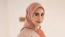 Syahnaz yang kini akan menjabat sebagai istri Bupati Kabupaten Bandung Barat tampil anggun dengan baju kurung brokat warna coral senada dengan kerudungnya.[@wanda_haraa]