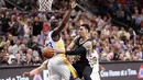 Pemain San Antonio Spurs, Danny Green (kanan), mengecoh pemain Golden State Warriors, Draymond Green (23), pada lanjutan NBA di AT&T Center, San Antonio, AS, (10/4/2016). (Reuters/Soobum Im-USA Today Sports)