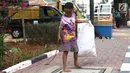 Seorang anak memungut sampah plastik di Jakarta, Rabu (12/9). Pemerintah menargetkan Indonesia bebas pekerja anak pada tahun 2022 mendatang. (Liputan6.com/Immanuel Antonius)