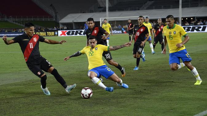 Timnas Brasil saat meladeni Peru di California, Amerika Serikat dalam laga persahabatan (AFP/Mark Ralston)