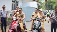 Bupati Lumajang Thoriqul Haq (Kanan) bersama Wakil Bupati Lumajang Indah Amperawati (Kiri) mencoba moto listrik yang pabrik perakitanya berada di Kabupaten  Lumajang (Istimewa)
