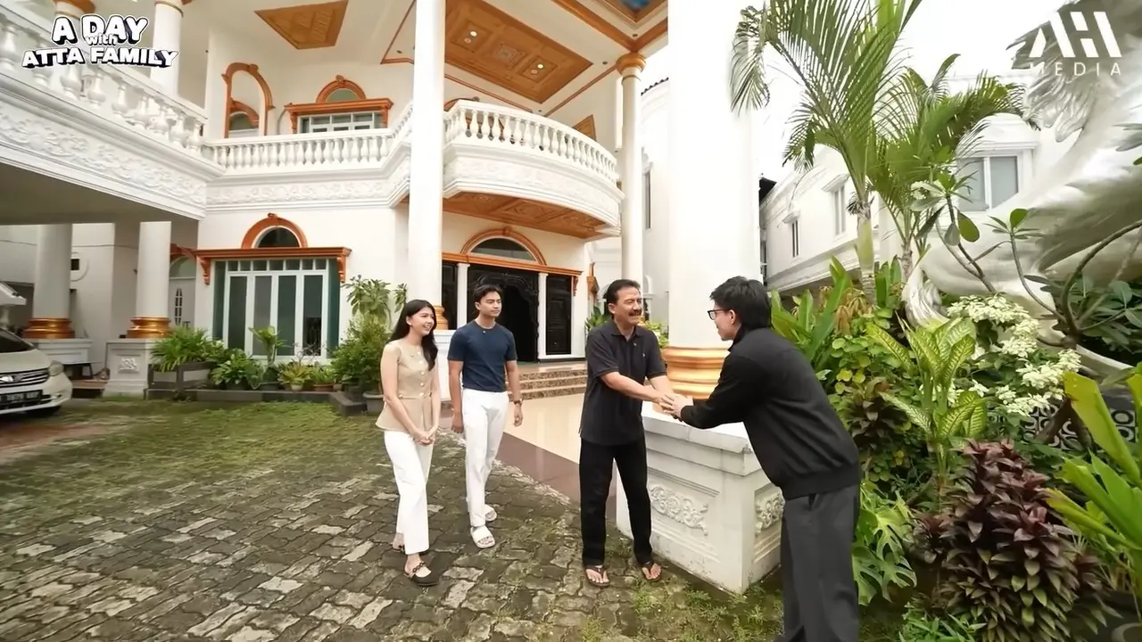 Fasad Depan Rumah Aktor Senior Herdin Hidayat