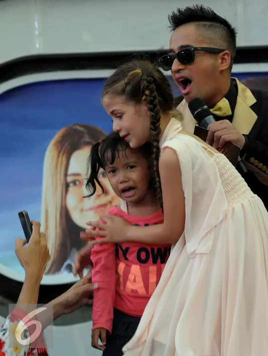 Pemeran serial Elif, Isabella Damla Guvenilir bersama fansnya saat menghadiri Meet and Greet yang diselenggarakan SCTV sebagai perayaan HUT ke-25 SCTV di Senayan, Jakarta, Senin (24/8/2015). (Liputan6.com/Faisal R Syam) 