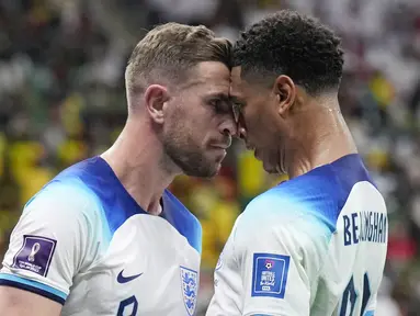 Gelandang Inggris Jordan Henderson berselebrasi dengan Jude Bellingham setelah mencetak gol pertama timnya ke gawang Senegal pada laga babak 16 besar Piala Dunia 2022 di Al Bayt Stadium, Senin (5/12/2022) dini hari WIB. Inggris sukses menaklukkan Senegal dengan skor meyakinkan 3-0. (AP Photo/Hassan Ammar)