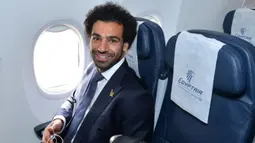Bintang Mesir, Mohamed Salah, duduk di kursi pesawat saat tiba di Bandara Grozny, Chechnya, Minggu (10/6/2018). Pada Piala Dunia 2018, Mesir tergabung di Grup A bersama Rusia, Uruguay dan Arab Saudi. (AFP/Handout)