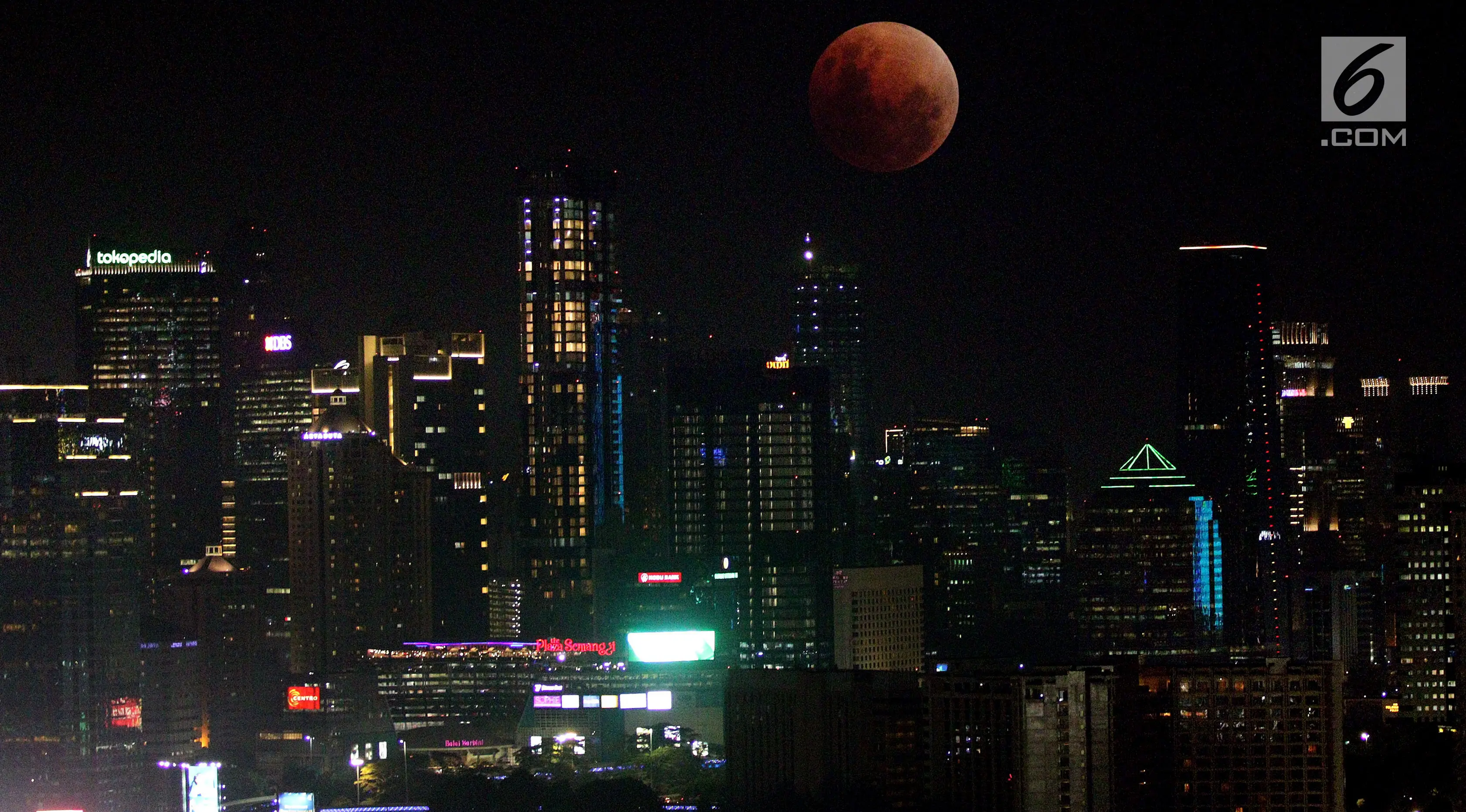 Foto multieksposure fase gerhana bulan terlihat di Jakarta, Rabu (31/1). Fenomena gerhana Super Blue Blood Moon ini terjadi 150 tahun sekali. (Liputan6.com/JohanTallo)