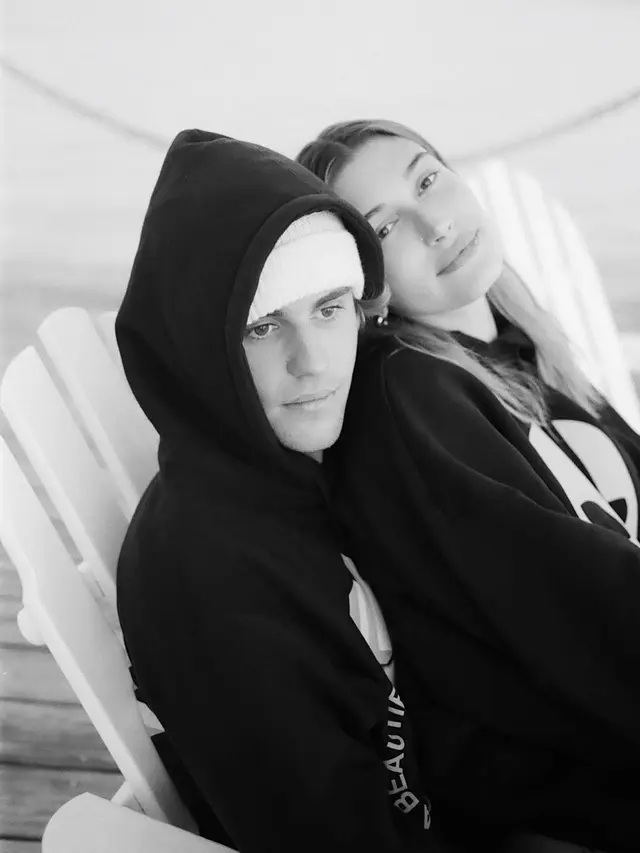 Gaya Kompak Justin Bieber dan Hailey Sebagai Pasangan Bucin Sejati
