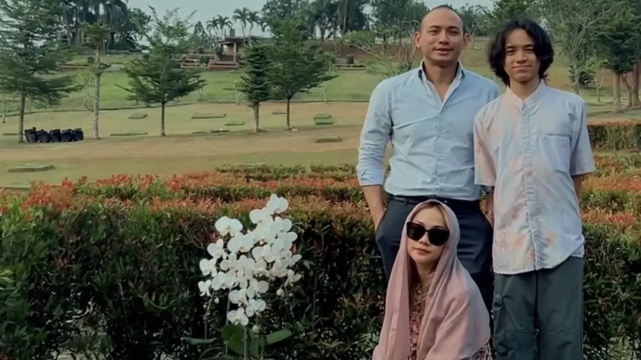 Bunga Citra Lestari saat Ziarah Peringatan Ulang Tahun Ashraf Sinclair Bersama Tiko