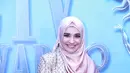 Pada malam puncak SCTV Awards, Shireen Sungkar hadir dengan blazer rancangan Barli Asmara. Paduan dengan busana muslim lengkap dengan hijabnya. (Adrian Putra/Bintang.com)