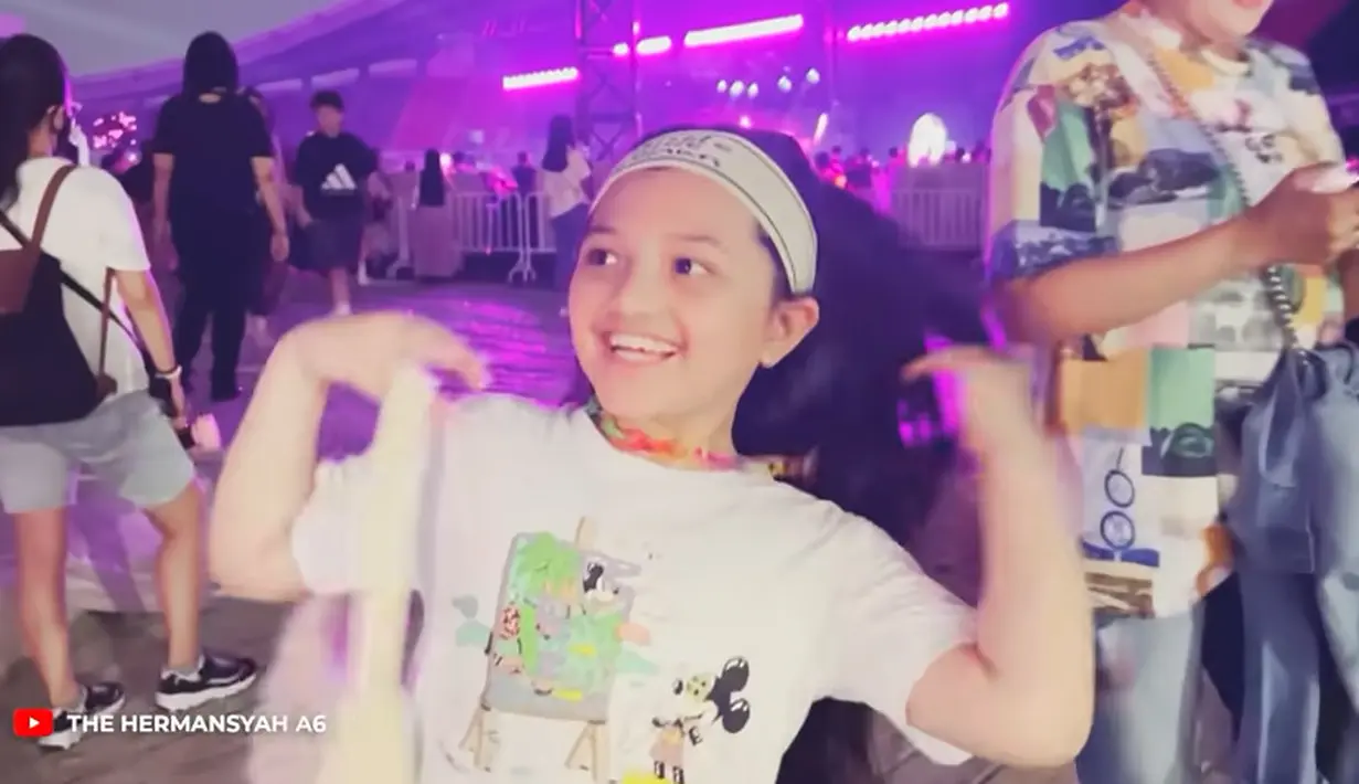 Ibu Lisa pertama diketahui oleh Jessica, dan kemudian merekam lantas teriak pada Ashanty dan Arsy. Momen Arsy setelah pulang menyaksikan konser encore Blackpink Born Pink di Bangkok Thailand. [Youtube/The Hermansyah A6]