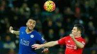 Bek Leicester City, Danny Simpson (kiri) berebut bola udara dengan gelandang Liverpool, James Milner pada lanjutan liga Inggris di King Power Stadium, Leicester, (3/2/2016). Leicester menang atas Liverpool dengan skor 2-0. (Reuters/Jason Cairnduff)