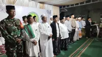 Ratusan ulama bersama se-Pantura Raya saat menggelar deklarasi damai pemilu melalui doa bersama dan khataman Alquran di Kabupaten Karawang. Foto (Istimewa)