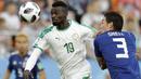 Striker Senegal, Mbaye Niang, berusaha melewati bek Jepang, Gen Shoji, pada laga grup H Piala Dunia di Yekaterinburg Arena, Yekaterinburg, Minggu (25/6/2018). Kedua negara bermain imbang 2-2. (AP/Natacha Pisarenko)