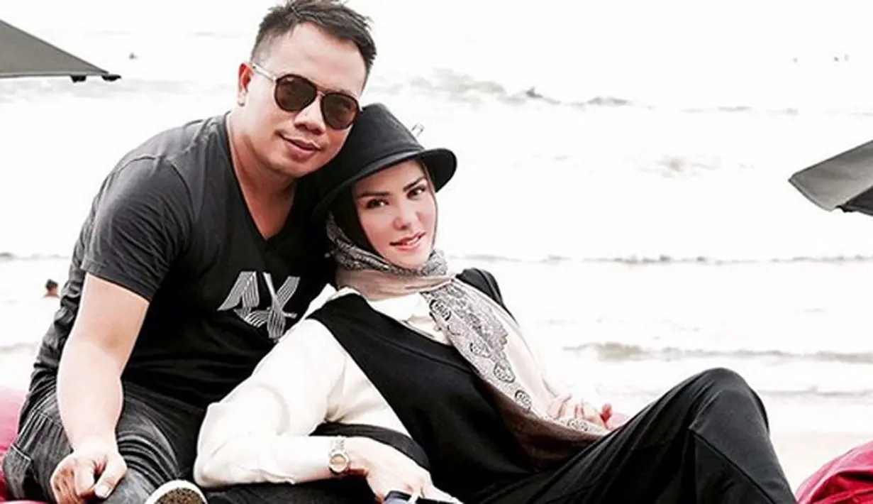 "…bahkan banyak yg bingung terhadap konsep foto prewed kami...!!!! Tapi inilah kami pasangan generasi bangsa yg berusaha menjadikan tempat bersejarah di negeri kita seiring dgn sejarah rangkaian pernikahan kita," tulisnya. (Instagram/vickyprasetyo777)