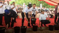 Menkumham Yasonna H Laoly meletakan batu pertama pembangunan permukiman pemasyarakatan atau open camp bagi napi di Tangerang, Banten. (Liputan6.com/Pramita Tristiawati)