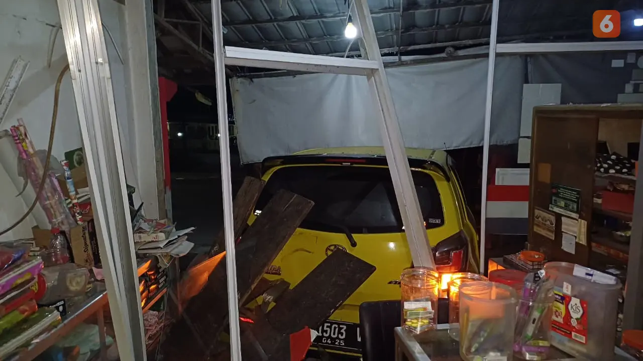 Mobil pelaku saat mencoba menabrak mobil sang istri karena diduga selingkuh (Liputan6.com/Istimewa).