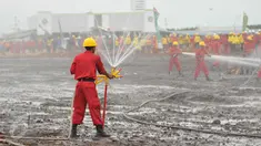 Petugas saat simulasi menanggulangi kebakaran lahan dan hutan di kawasan Unit Industri APP-Sinar Mas, Sumsel, Kamis (24/3). Simulasi ini komitmen membangun sinergi antara swasta, pemerintah pusat, pemerintah daerah dan BNPB. (Liputan6.com/Gempur M Surya)