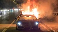 Lamborghini Gallardo terbakar di Inggris (expressandstar.com)